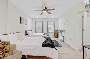 2 bedrooms, iron/ironing board, free WiFi, bed sheets - Modern & Cozy Summerville Apt - Fully Equipped (Summerville)