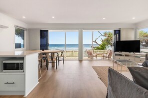 Comfort House, Beach View | Private kitchen