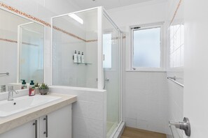Comfort House, Beach View | Bathroom - The Beach House (Mermaid Beach)