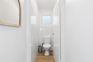 Comfort House, Beach View | Bathroom