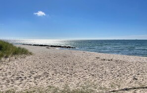 A sandy beach with a rocky breakwater and a clear blue sky. - 3 bedroom stunning home in Rødby (Rødby)