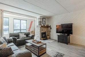 Smart TV, fireplace