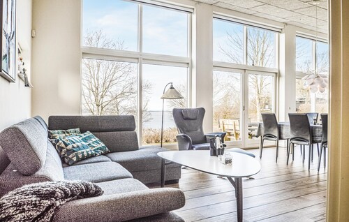 Lovely home in Løgstrup with house sea view