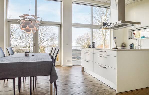 Kühlschrank, Ofen, Geschirrspüler, Wasserkocher mit Kaffee-/Teezubehör
