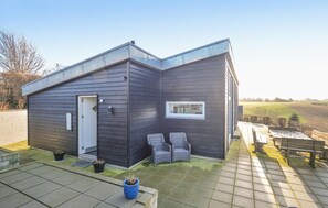 Outdoor dining - Lovely home in Løgstrup with house sea view (Løgstrup)