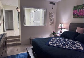2 habitaciones, escritorio y tabla de planchar con plancha 