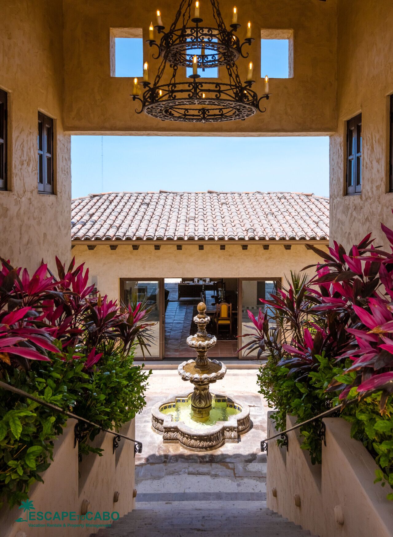 En gårdhave med en springvand, et tegltag og en lysekrone.