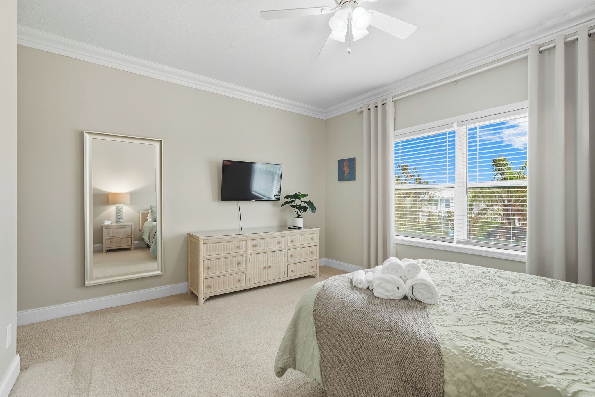 3 habitaciones, tabla de planchar con plancha, wifi y ropa de cama 