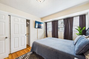 3 bedrooms, desk, iron/ironing board, free WiFi