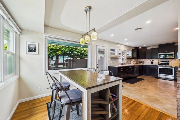 Fridge, microwave, oven, stovetop - Redwood Oasis for Travel-Work-Play (Eureka)