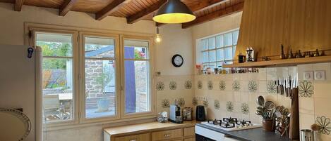 Réfrigérateur, grille-pain, batterie de cuisine, vaisselle et ustensiles