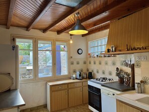 Jääkaappi, leivänpaahdin, keittoastiat/astiat/ruokailuvälineet