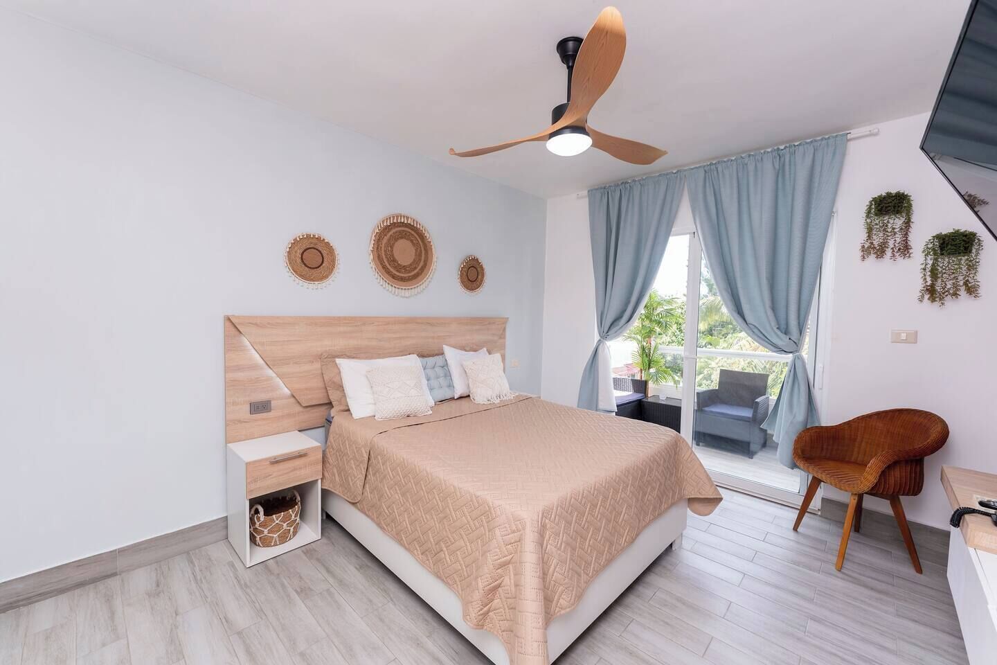 1 dormitorio, escritorio, tabla de planchar con plancha y cuna de viaje