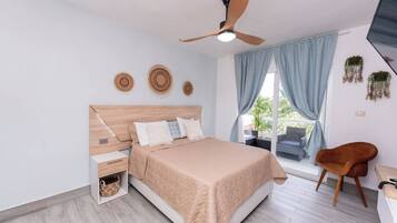 1 dormitorio, escritorio, tabla de planchar con plancha y cuna de viaje