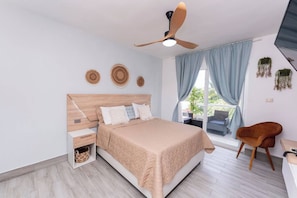 1 dormitorio, escritorio, tabla de planchar con plancha y cuna de viaje