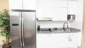 Kühlschrank, Mikrowelle, Herdplatte, Wasserkocher mit Kaffee-/Teezubehör