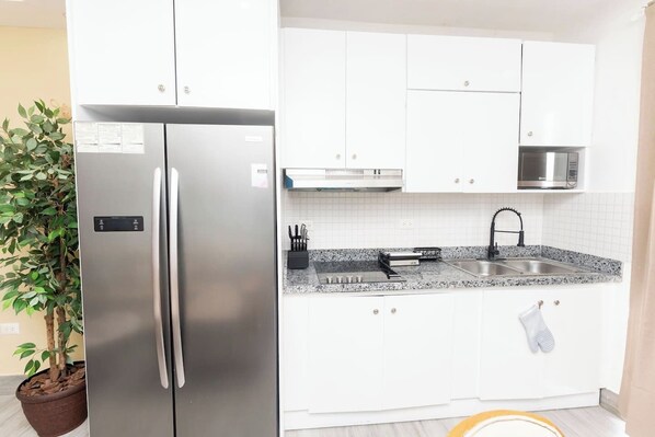 Een koelkast, een magnetron, een kookplaat