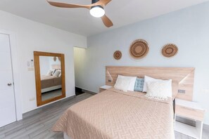 1 slaapkamer, een bureau, een strijkplank/strijkijzer, reisbedje