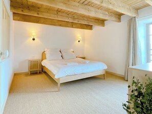 2 bedrooms, travel cot, free WiFi, bed sheets