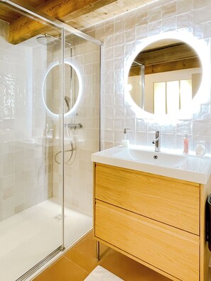 Douche, sèche-cheveux, serviettes fournies, savon