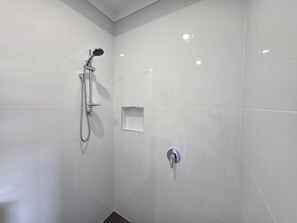 Hiustenkuivaaja, pyyhkeet, saippua, vessapaperi