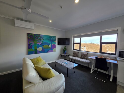Aart Apartments, Port Lincoln, Studio No 5 Apartment, Open Living CBD Views.