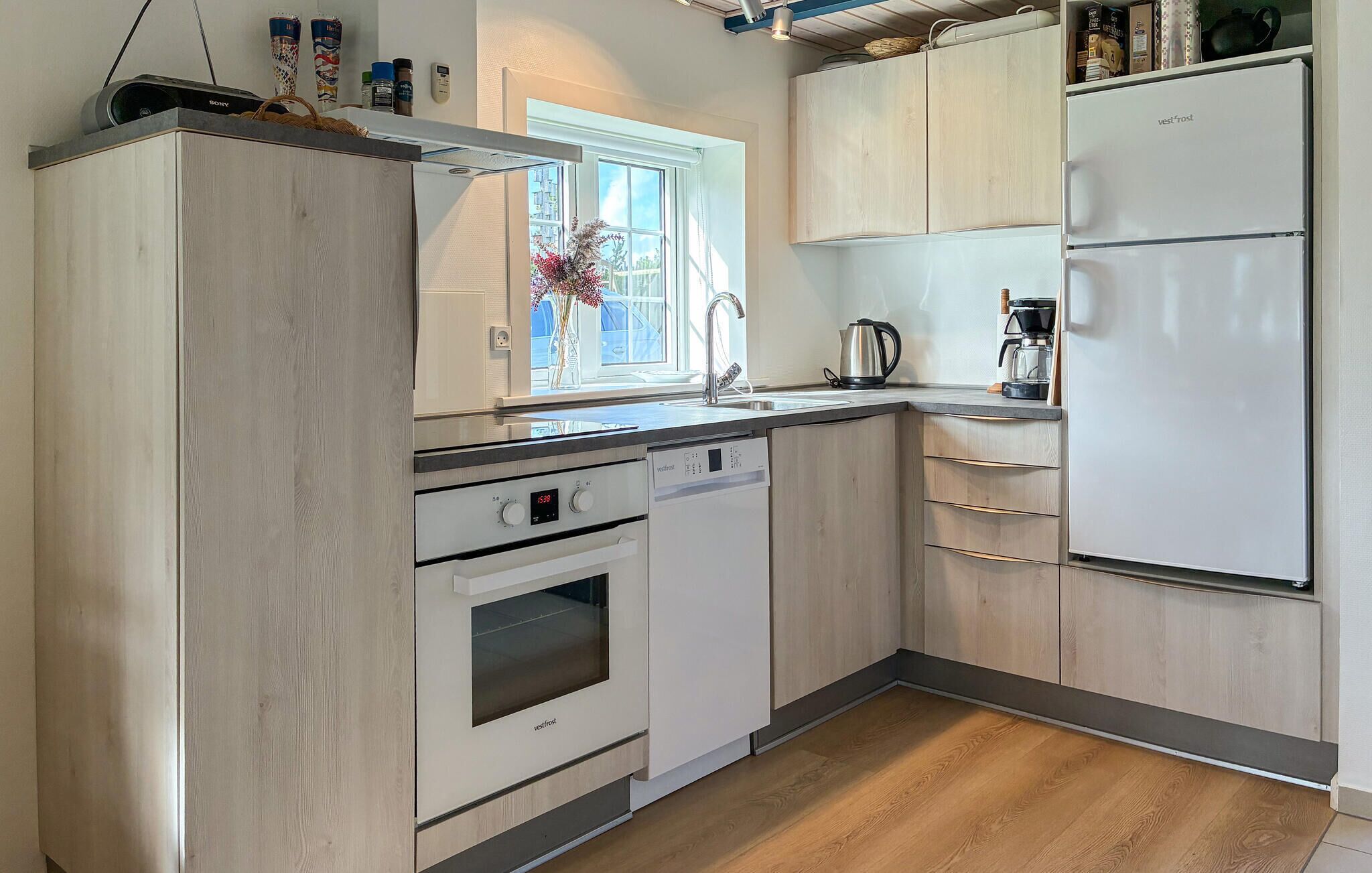 Kjøleskap, kokeplater, oppvaskmaskin og kaffetrakter/tekoker