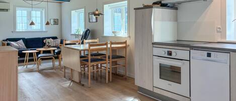 Réfrigérateur, plaque de cuisson, lave-vaisselle, cafetière/bouilloire