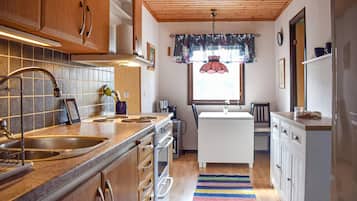 KĂŒhlschrank, Herdplatte, Wasserkocher mit Kaffee-/Teezubehör