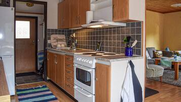 KĂŒhlschrank, Herdplatte, Wasserkocher mit Kaffee-/Teezubehör