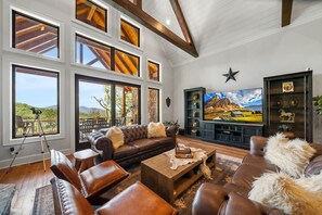 Una televisión, una chimenea