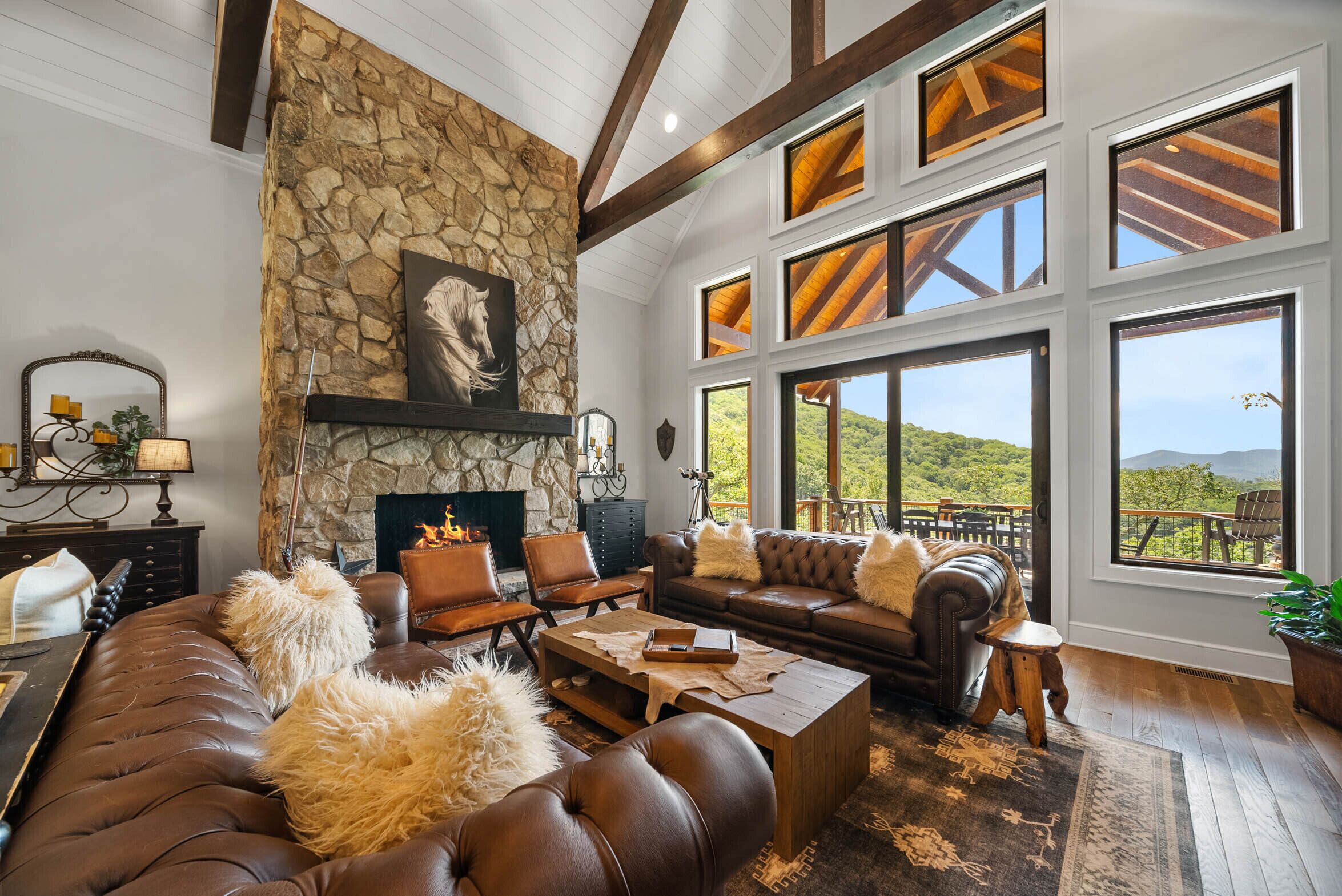 Een televisie en een open haard