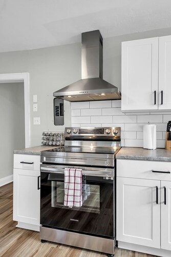 Bright 1-BR APT, Prime Location 5