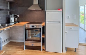 Refrigerador, horno, cafetera/tetera, utensilios de cocina