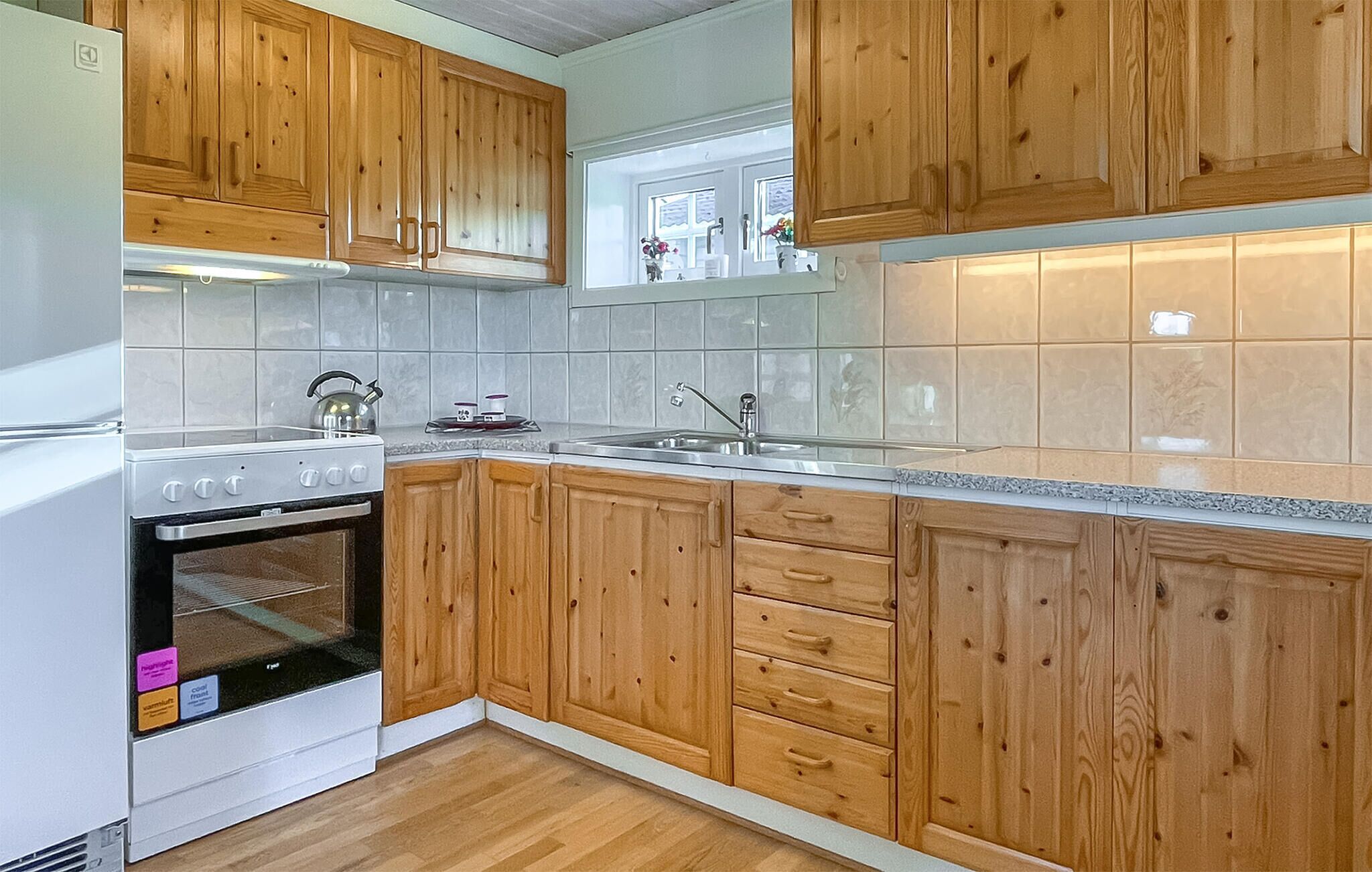 ثلاجة، موقد طهي مسطح، م اكينة لصنع القهوة/الشاي