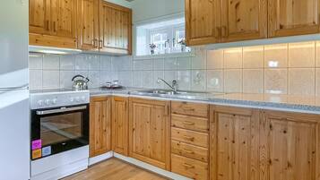 Fridge, stovetop, coffee/tea maker