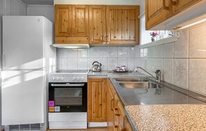 Kühlschrank, Herdplatte, Wasserkocher mit Kaffee-/Teezubehör