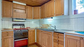 Fridge, stovetop, coffee/tea maker