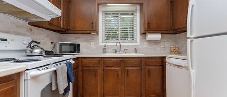 Microondas, horno, placa de cocina y lavavajillas