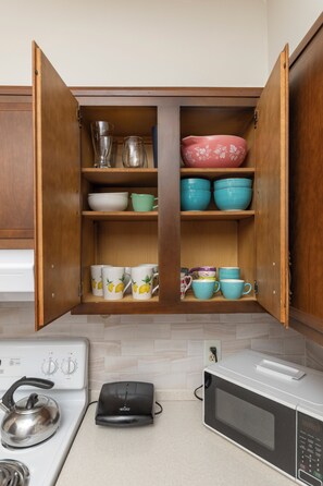 Four à micro-ondes, un four, surface de cuisson, lave-vaisselle
