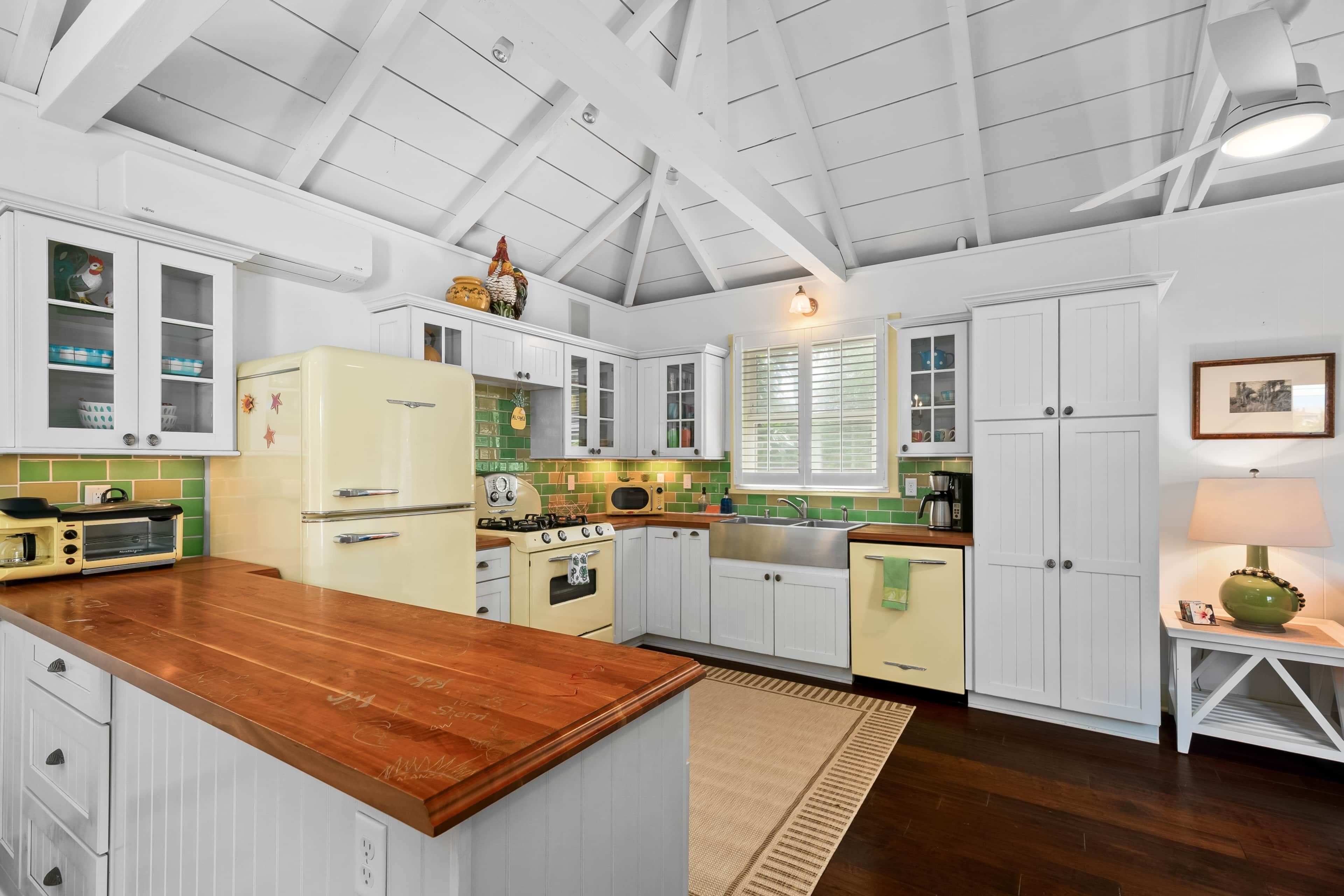 Kjøleskap, mikrobølgeovn, ovn og oppvaskmaskin