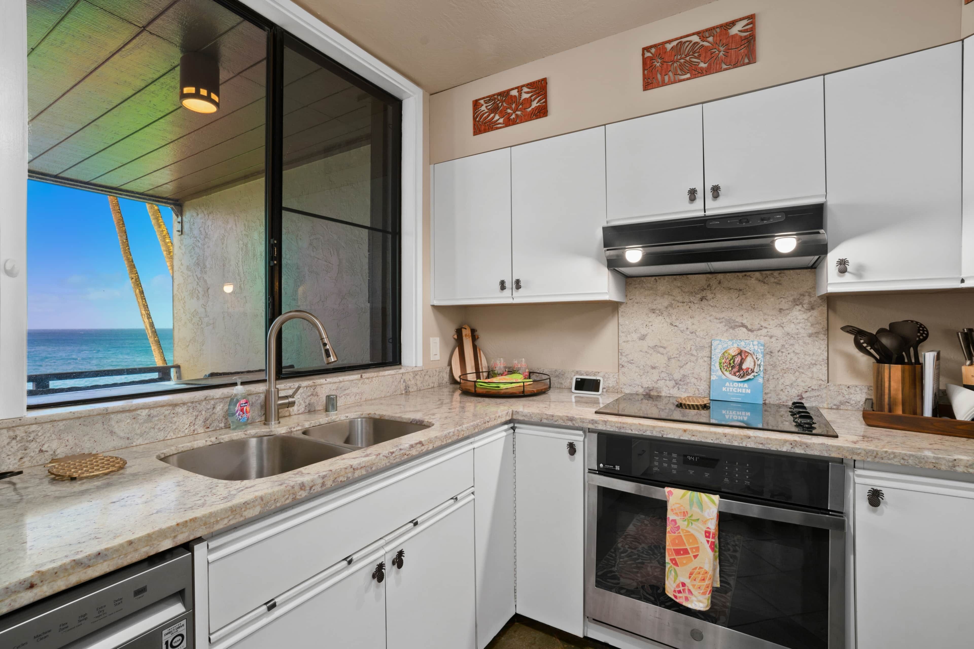 冷蔵庫、電子レンジ、オーブン、コンロ