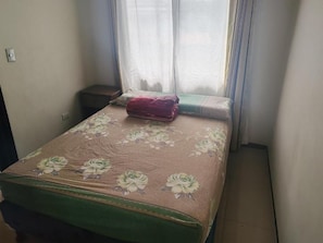 Tabla de planchar con plancha, wifi y ropa de cama