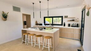 Fridge, oven, dishwasher, cookware/dishes/utensils