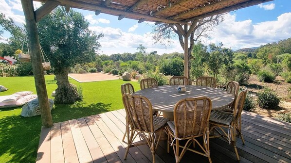 Outdoor dining