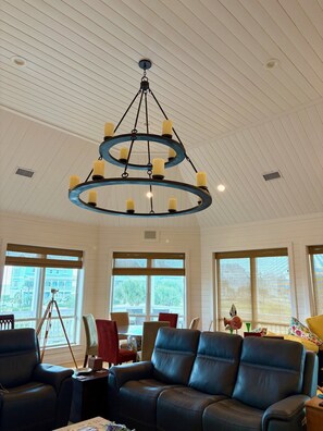 Téléviseur connecté, foyer, livres