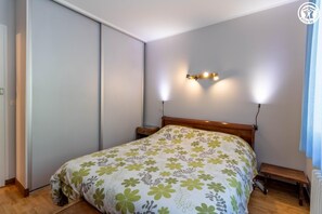 3 bedrooms, iron/ironing board, travel cot, free WiFi