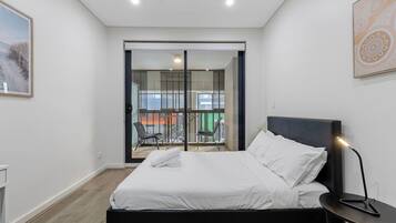 3 bedrooms, desk, WiFi, bed sheets