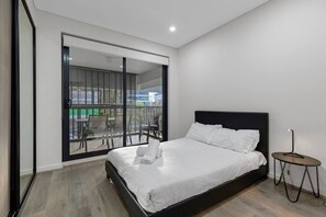 3 室のベッドルーム、デスク、WiFi、ベッドシーツ