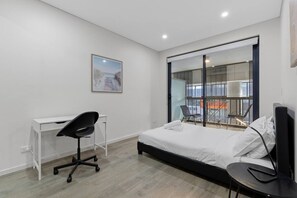 3 bedrooms, desk, WiFi, bed sheets